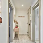 Lovely Quiet 2 Close To Center With Balcony *