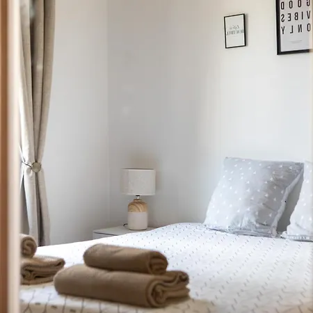 Lovely Quiet 2 Close To Center With Balcony Apartment *