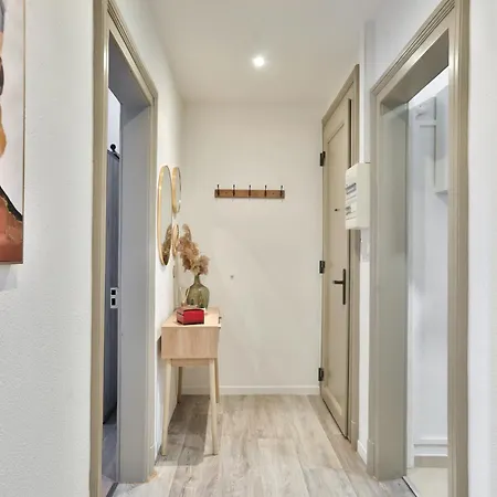 Lovely Quiet 2 Close To Center With Balcony *