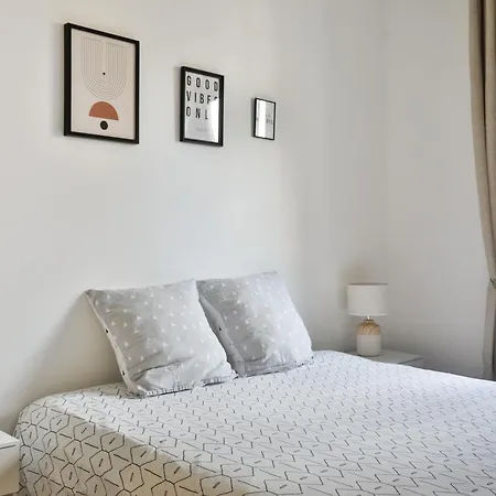 Lovely Quiet 2 Close To Center With Balcony *