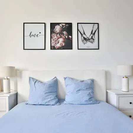 Lovely Quiet 2 Close To Center With Balcony *